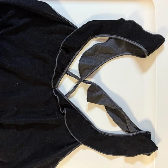 Victoria’s Secret Black Velvet Ruffled crisscross Sleeveless Romper Size L - Picture 6 of 9
